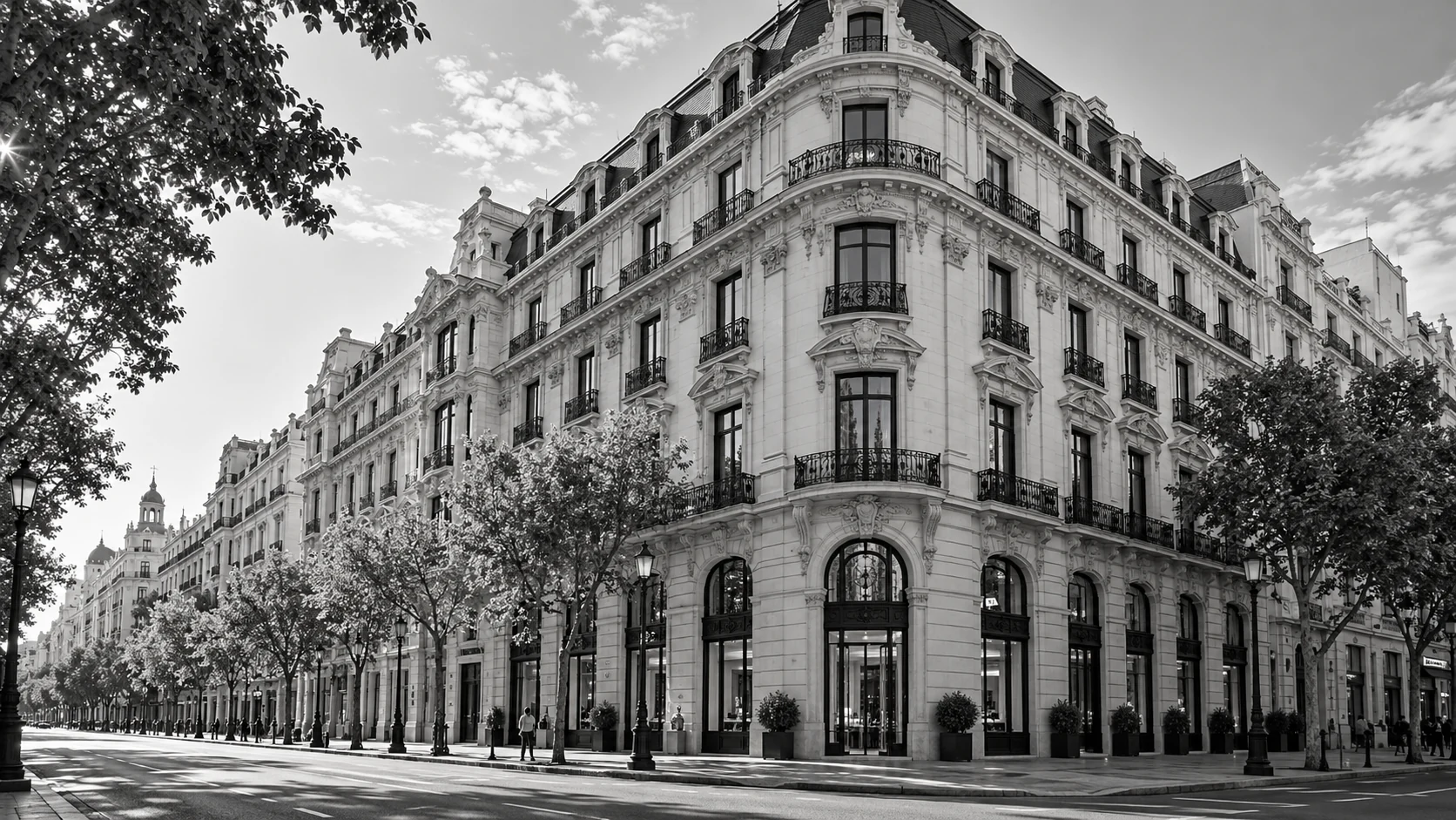 Imagen editorial generada de una fachada de hotel y arquitectura monumental inspirada en Madrid.